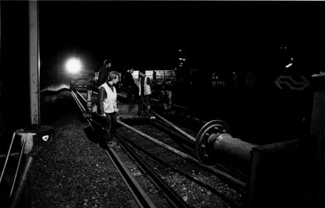 HUA-153431-Afbeelding van werkzaamheden aan het spoor in de nacht bij het N.S.-station Eindhoven Beukenlaan te Eindhoven