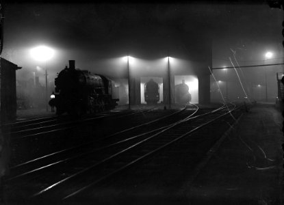 HUA-166297-Gezicht op de werkplaats (locomotiefdepot) van de N.S. te Zwolle, bij avond, met enkele stoomlocomotieven