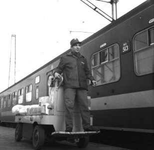 HUA-153378-Afbeelding van een stationsassistent op een elektrokar met expresgoed op het perron van het NS station Utrecht CS te Utrecht