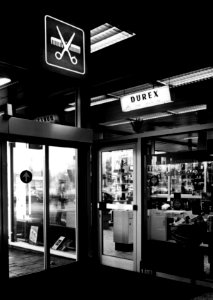 HUA-152471-Interieur van het N.S.-station Den Haag te Den Haag- winkel van kapper M.A. Teunissen