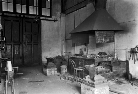 HUA-166314-Interieur van de werkplaats bij het NS station Amsterdam CS te Amsterdam smederij