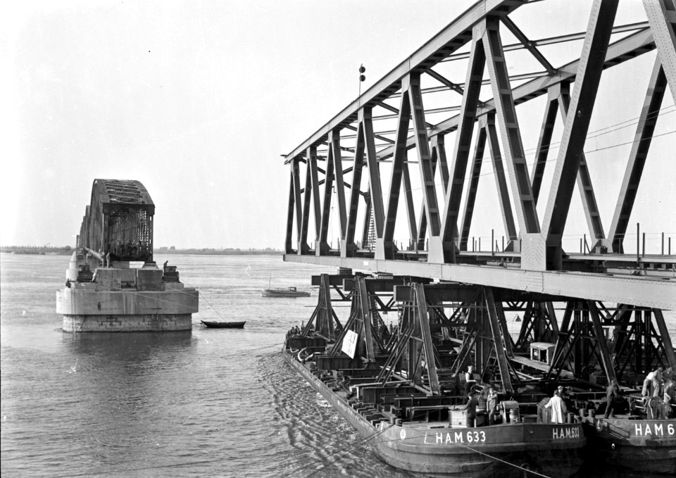 HUA-152692-Gezicht op het invaren van een nieuw gedeelte van de Moerdijkbrug