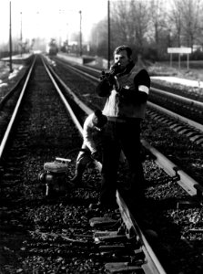 HUA-153428-Afbeelding van een wegwerker en een veiligheidsman van de NS tijdens onderhoudswerkzaamheden aan het spoor nabij het NS station Utrecht Overvecht