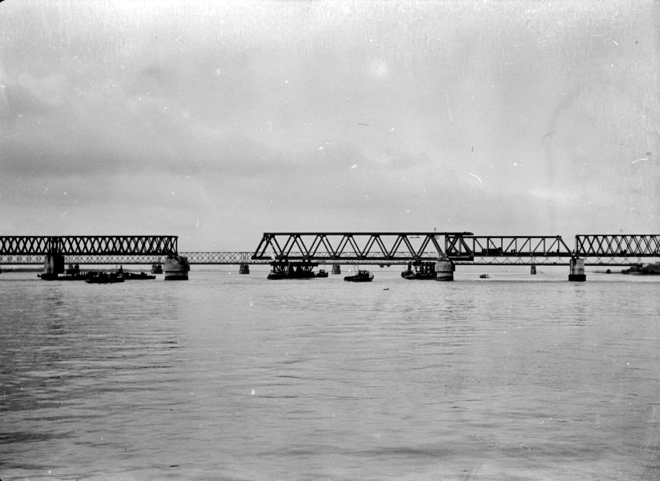 HUA-152687-Gezicht op het invaren van een nieuw gedeelte van de Moerdijkbrug