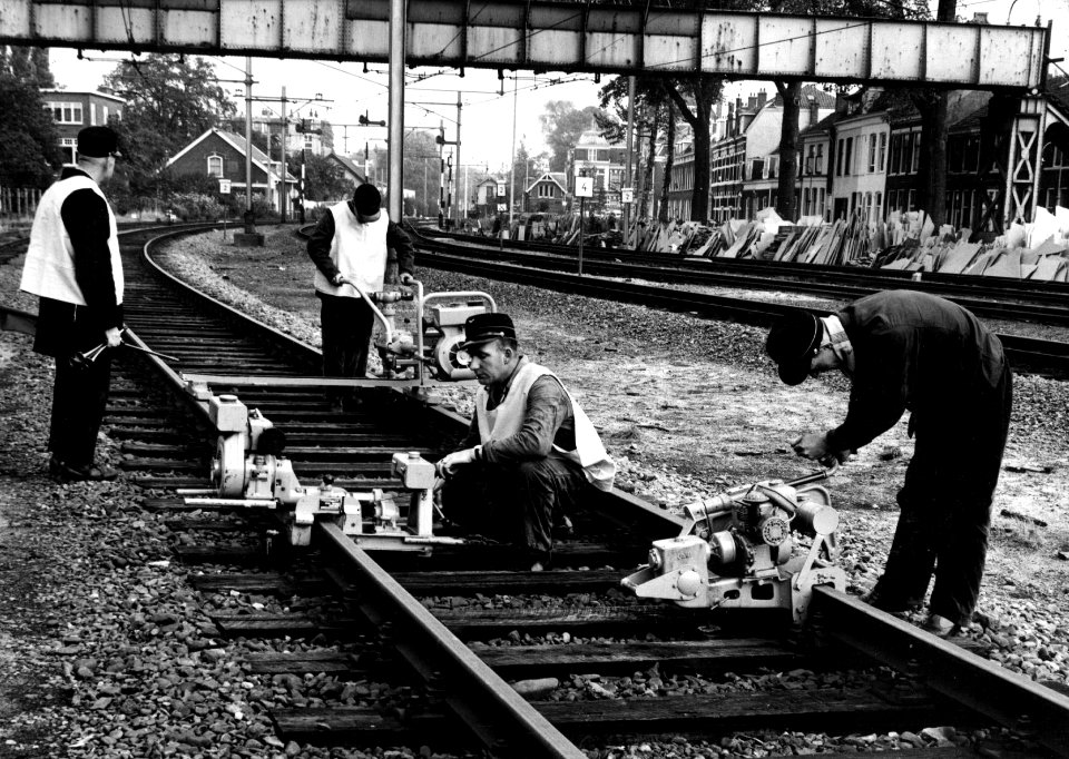 HUA-153410-Afbeelding van wegwerkers tijdens onderhoudswerkzaamheden aan het spoor bij het Maliebaanstation (Spoorwegmuseum) te Utrecht