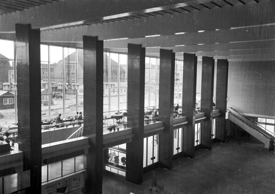 HUA-152422-Interieur van het N.S.-station Eindhoven te Eindhoven- hal en wachtkamer