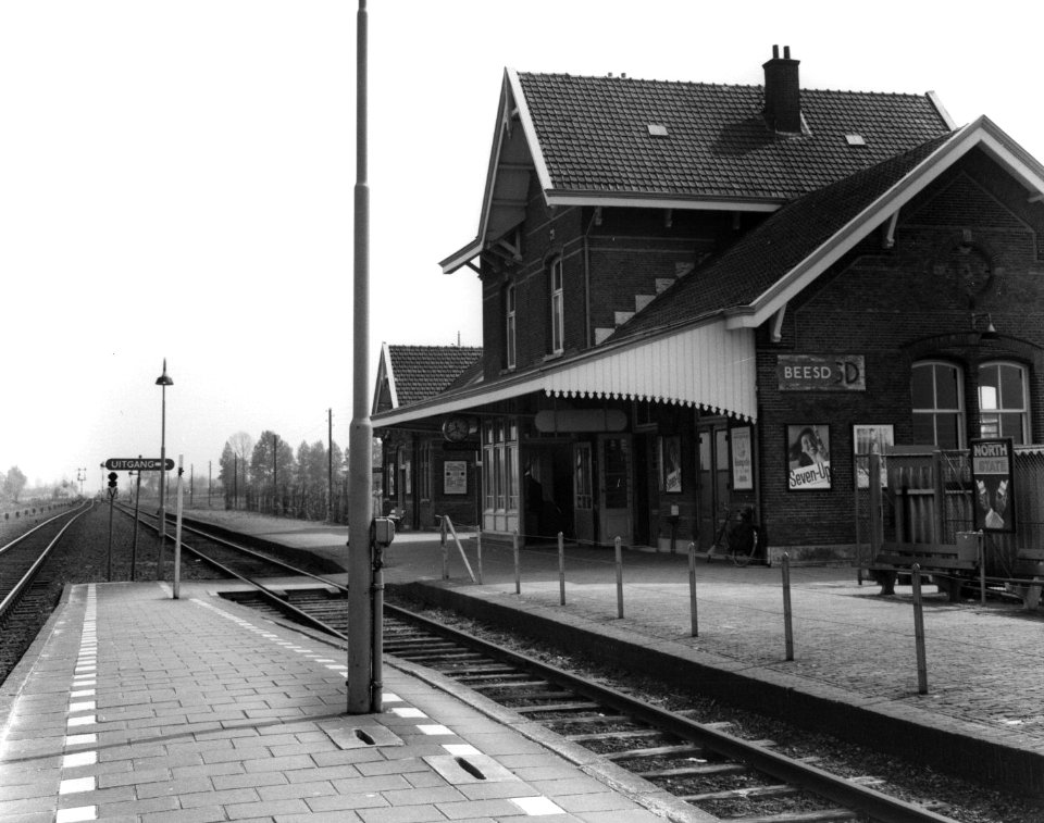 HUA-153035-Gezicht op de perronzijde van het NS station Beesd te Beesd