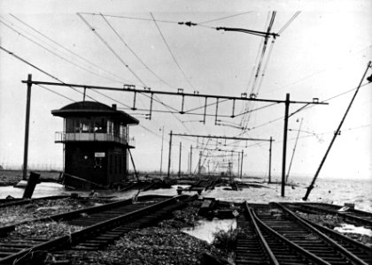 HUA-152834-Afbeelding van het deels overstroomde en weggespoelde emplacement met seinhuis (Post I) te Lage Zwaluwe kort na de watersnoodramp