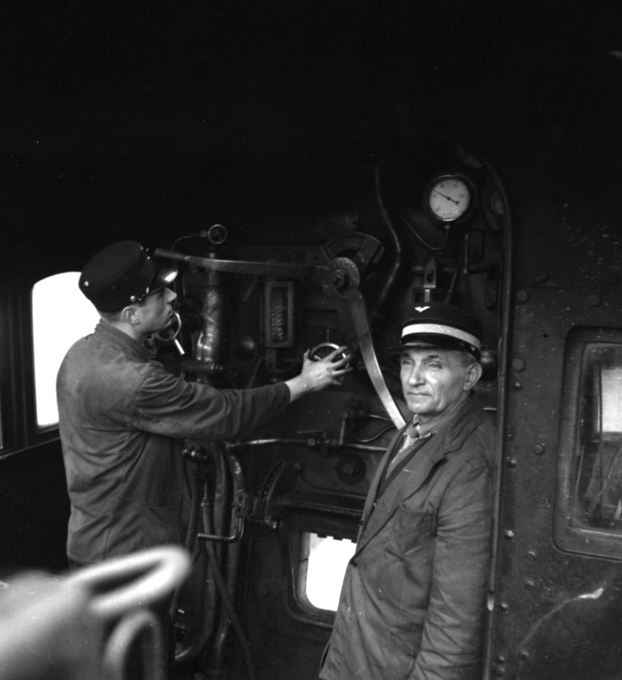 HUA-153445-Afbeelding van de machinisten van de stoomlocomotief nr. 3737 (serie 3701-3815) van de N.S. tijdens hun laatste rit met de stoomlocomotief nr. 3737