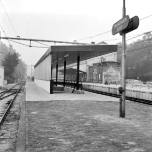 HUA-153070-Gezicht op het perron van het N.S.-station Driebergen-Zeist te Driebergen-Rijsenburg. Op de achtergrond het oude stationsgebouw kort voor de afbraak