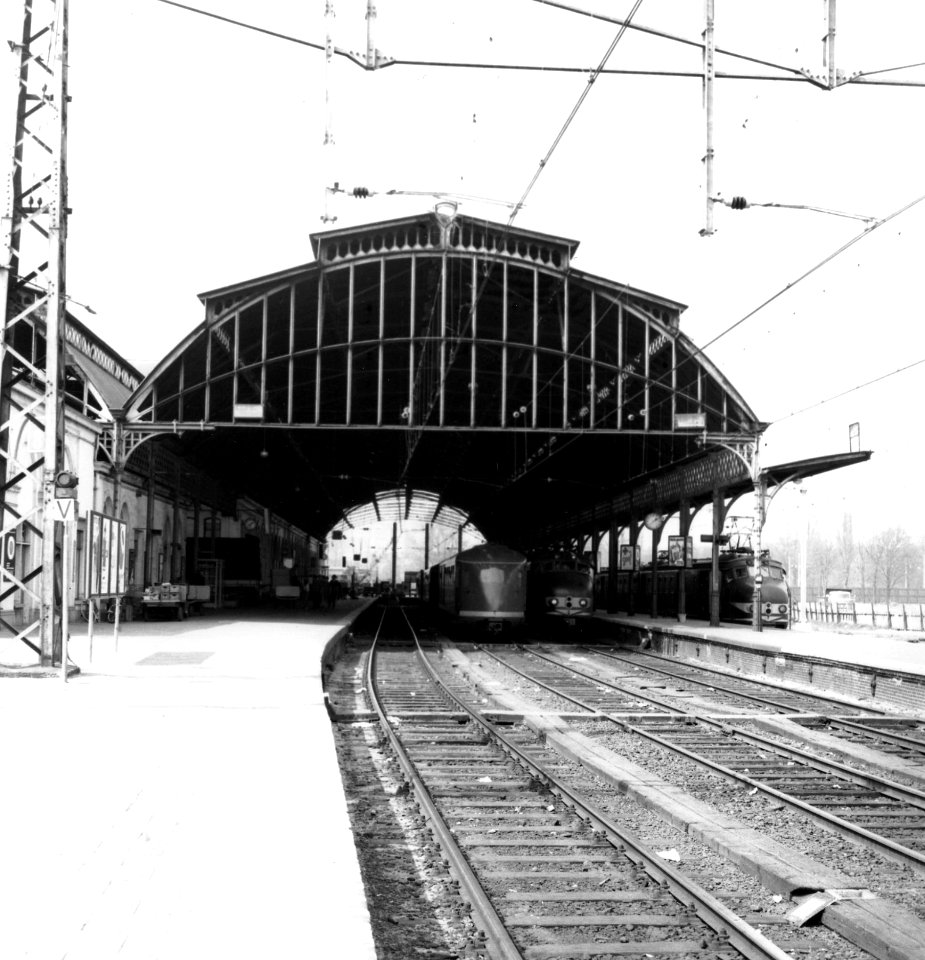 HUA-166198-Gezicht op de perrons en perronkap van het NS station Den Haag SS te Den Haag kort voor de sloop van het station