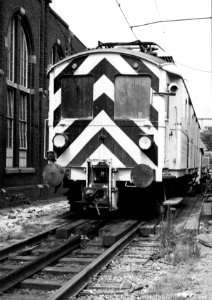 HUA-153513-Afbeelding van de wasloc Wl ex mP 9226 mat 1924 blokkendozen als trekkracht voor treinstellen in de wasinrichting van de NS bij de lijnwerkplaats te L