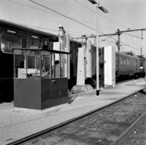 HUA-153504-Afbeelding van een electrisch treinstel mat. 1946 van de N.S. door de wasmachine op het emplacement te Eindhoven