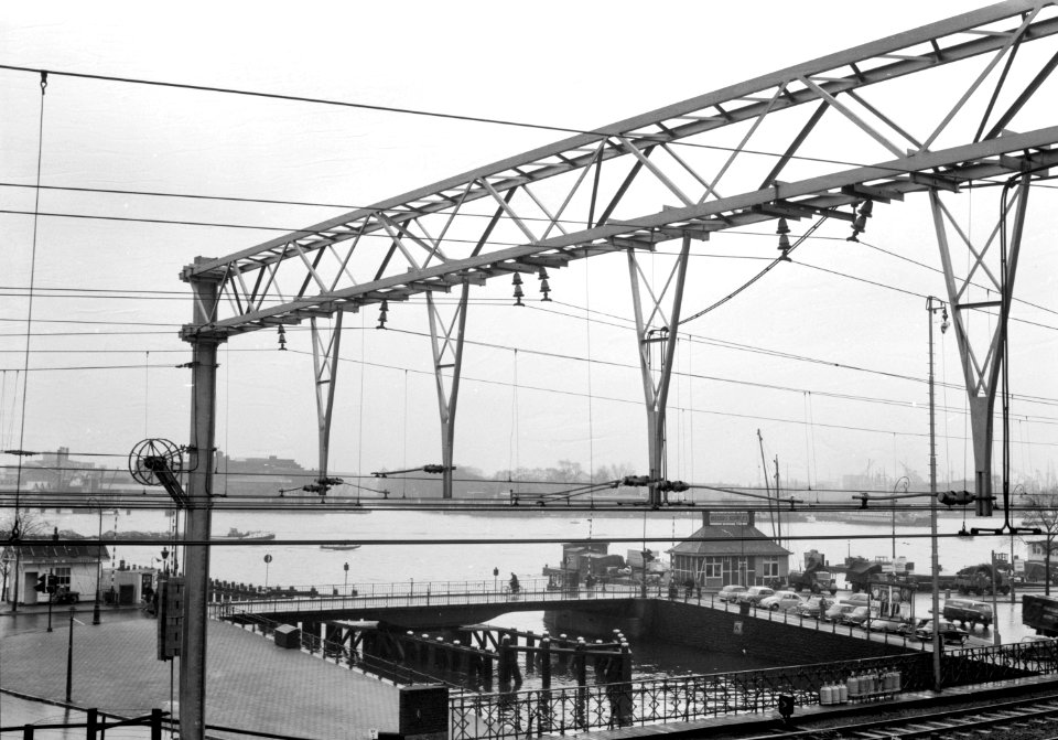 HUA-166440-Afbeelding van een bovenleidingsportaal voorzien van kokerbalkliggers over het emplacement Westelijk Eiland bij het NS station Amsterdam CS te Amsterd