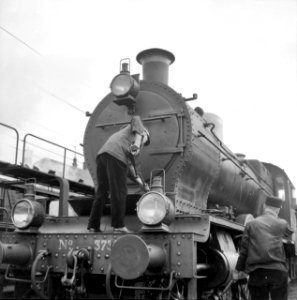HUA-153439-Afbeelding van werkzaamheden aan de stoomlocomotief nr. 3737 (serie 3701-3815) van de N.S. tijdens haar laatste rit