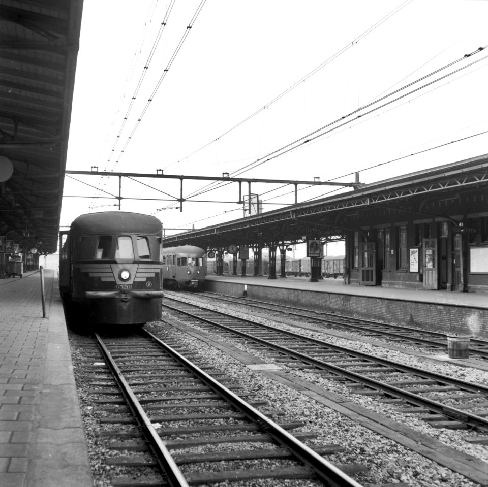 HUA-153212-Gezicht op het perron van het NS station Roosendaal te Roosendaal met links het diesel electrische treinstel NMBS 65201 van de Belgische spoorwegen en