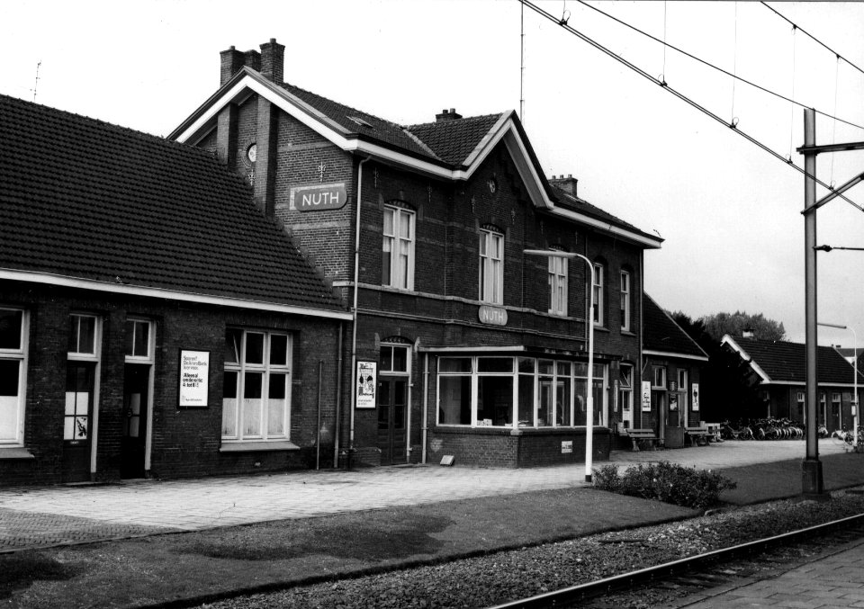 HUA-153196-Gezicht op de perronzijde van het NS station Nuth te Nuth