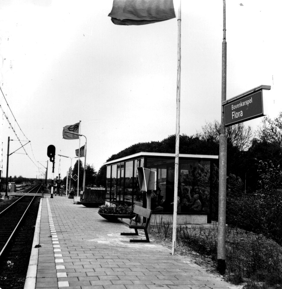 HUA-153050-Gezicht op de Leidse abri op het perron van het NS station Bovenkarspel Flora te Bovenkarspel