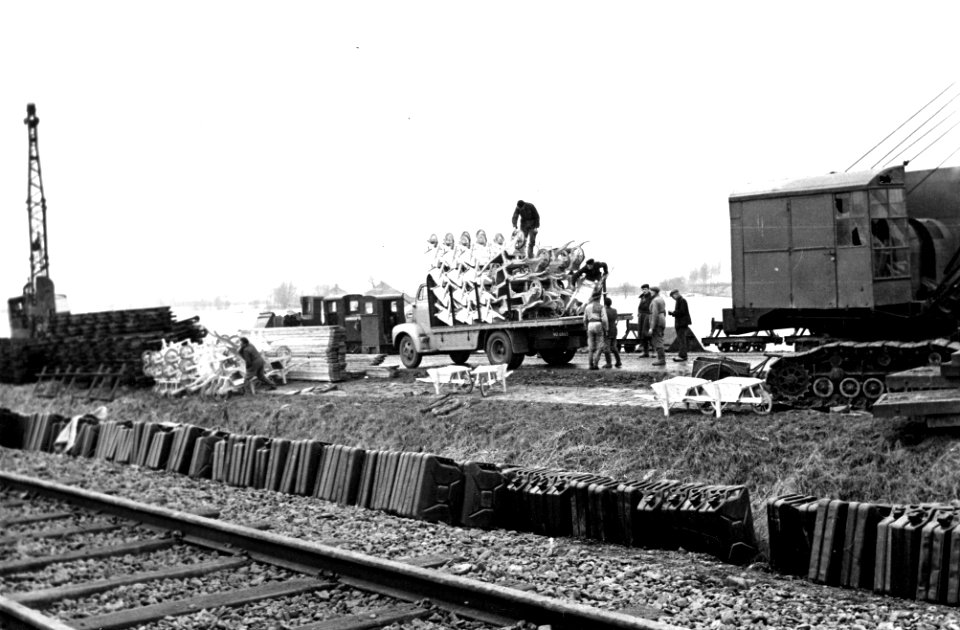 HUA-164373-Afbeelding van het lossen van materialen ten behoeve van het herstel van de spoorlijn ter hoogte van Rilland Bath kort na de watersnoodramp