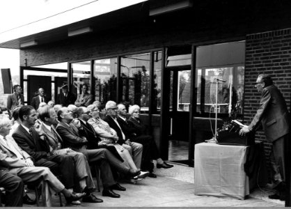 HUA-165502-Afbeelding van de opening van het nieuwe gebouw van het NS station Akkrum te Akkrum met rechts JA Muetstege chef van het districtsbureau Noord Oost va