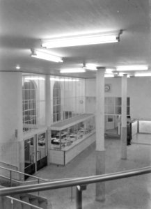 HUA-152554-Interieur van de hal met loketten in het N.S.-station Rotterdam Blaak te Rotterdam