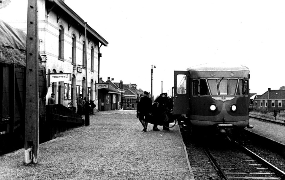 HUA-164375-Afbeelding van een diesel-electrisch treinstel DE 2 ("Blauwe Engel") van de N.S. langs het perron van het N.S.-station Usquert te Usquert