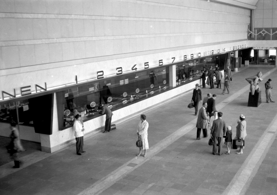 HUA-152562-Interieur van de hal met loketten in het N.S.-station Rotterdam C.S. te Rotterdam
