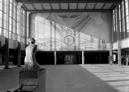 HUA-152367-Interieur van het NS station Amsterdam Amstel te Amsterdam hal met wandschildering De technische vooruitgand van de Spoorwegen van Peter Alma