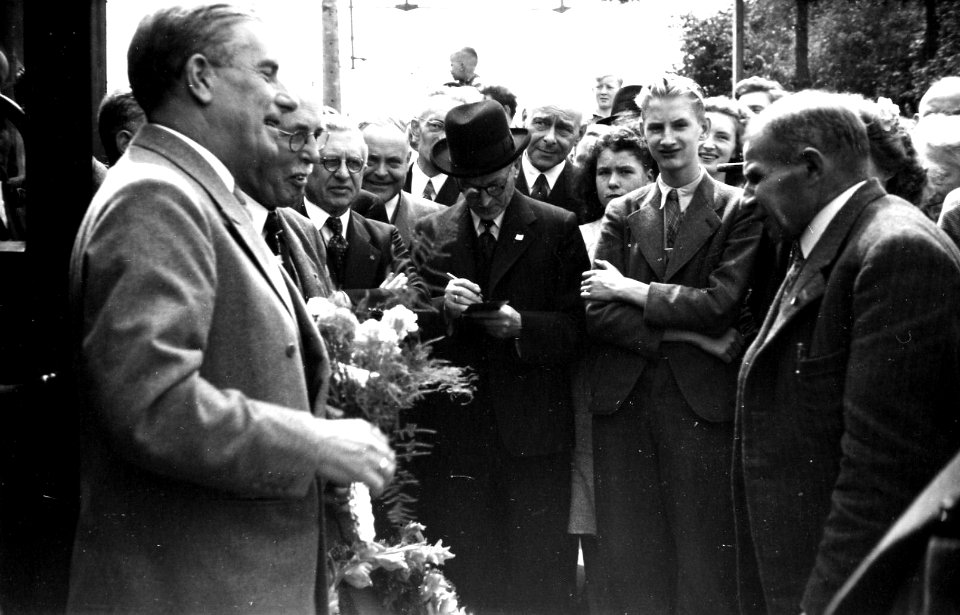 HUA-164263-Afbeelding het publiek tijdens de opening van het geëlectrificeerde baanvak Den Dolder Baarn met links dr ir F Q den Hollander president directeur van