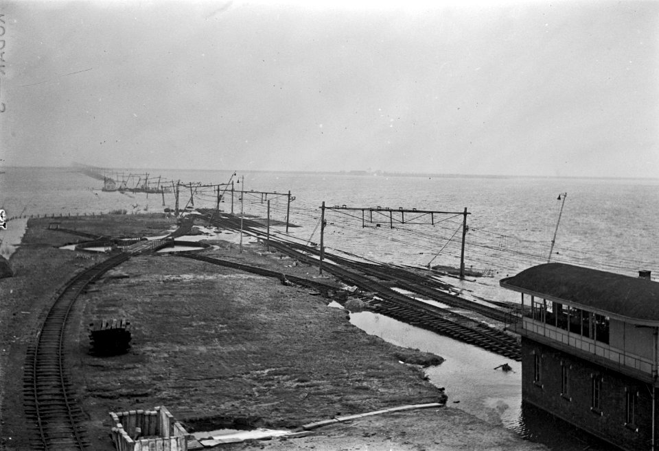 HUA-152832-Afbeelding van het NS emplacement te Lage Zwaluwe kort na de watersnoodramp