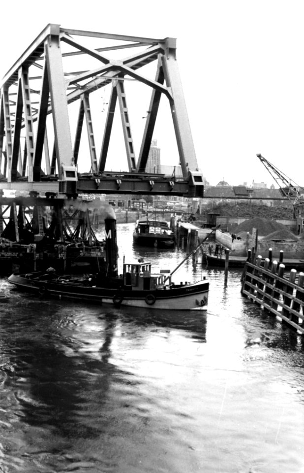 HUA-164382-Afbeelding van het transport van een brugdeel, afkomstig van de staalfabriek en gieterij Penn en Bauduin en bestemd voor de spoorbrug over het Hollands Diep bij Moerdijk, op de Oude Maas te Dordrecht