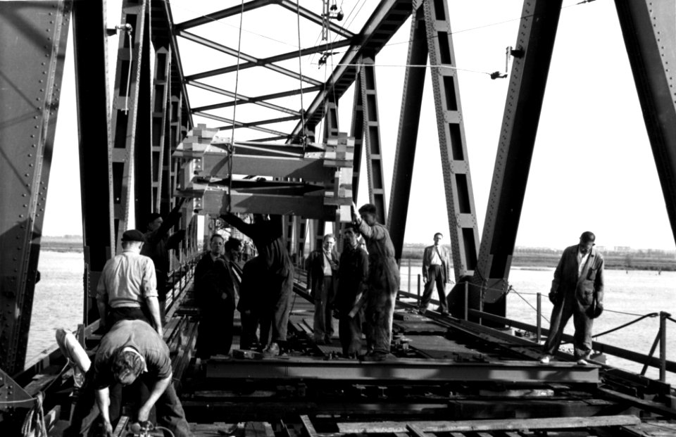 HUA-164383-Afbeelding van het definitieve herstel van de spoorbrug over het Hollands Diep bij Moerdijk, na het plaatsen van een brugdeel