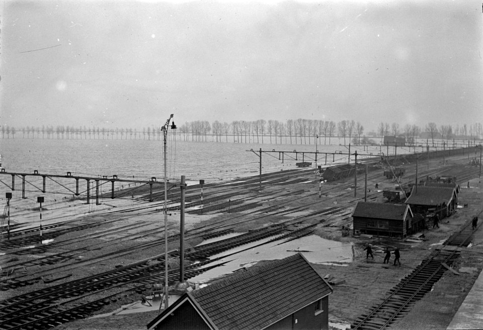 HUA-152831-Afbeelding van het N,S.-emplacement te Lage Zwaluwe kort na de watersnoodramp