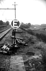 HUA-164297-Afbeelding van een "E-bord" (Einde snelheidsbeperking) tijdens herstellingswerkzaamheden aan de spoorbrug over het Afwateringskanaal ten zuiden van 's-Hertogenbosch