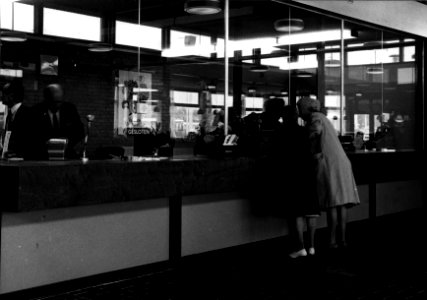 HUA-152427-Interieur van het N.S.-station Eindhoven te Eindhoven- loketten