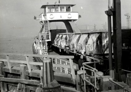 HUA-165621-Afbeelding van het beladen van de Spoorpont II van Rederij Koppe voor het overzetten van goederenwagens over het IJ tussen de Rietlanden en Amsterdam 