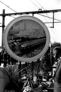 HUA-164362-Afbeelding van een rad van avontuur op het perron van het NS station Breda te Breda ter gelegenheid van de opening van de geëlectrificeerde spoorlijne