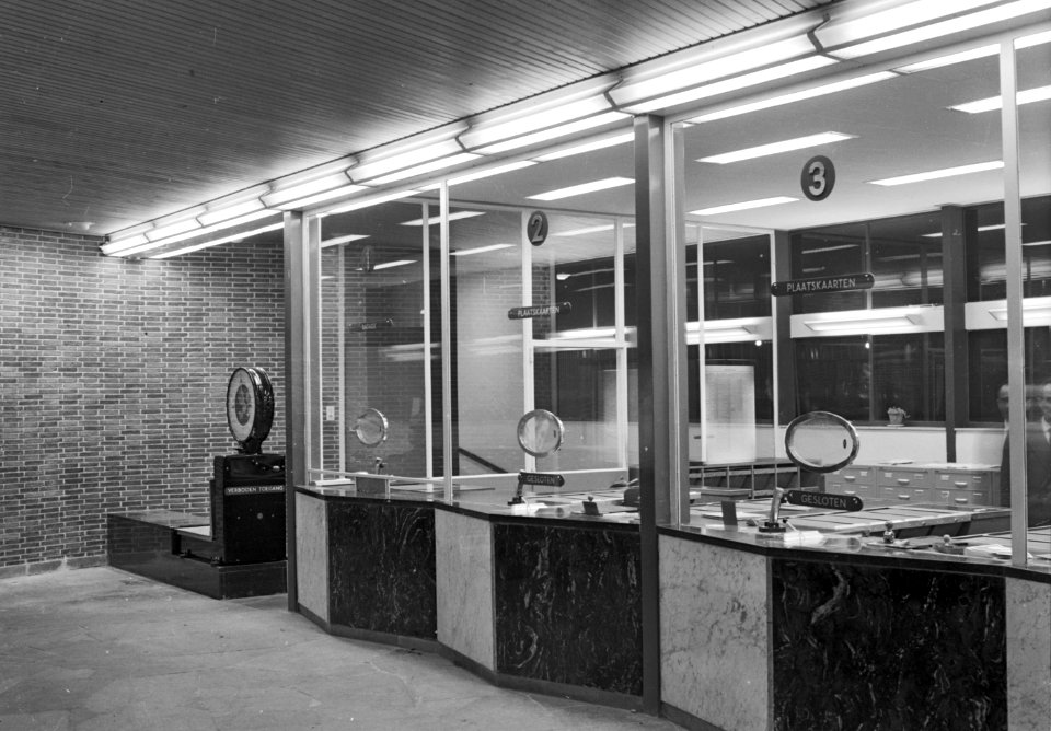 HUA-152386-Interieur van het NS station Amsterdam Sloterdijk te Amsterdam plaatskaartenkantoor met loketten met links de bagagebalie