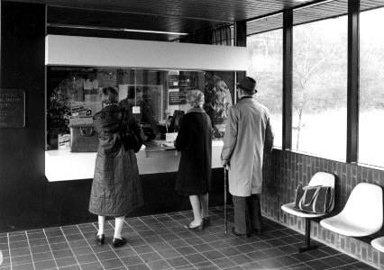 HUA-152544-Interieur van het N.S.-station Rhenen te Rhenen- hal met loket