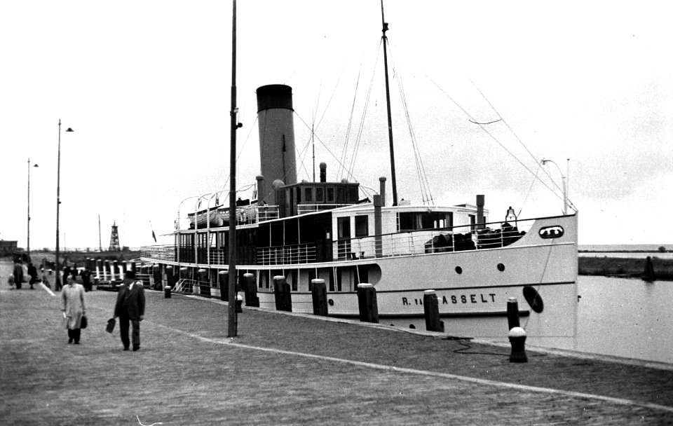 HUA-164352-Afbeelding van stoomschip "R. van Hasselt" van Rederij Koppe langs de kade bij het N.S.-station Enkhuizen te Enkuizen