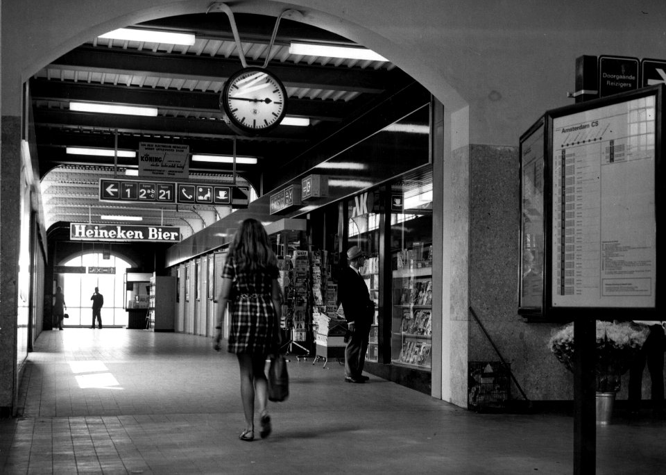HUA-152359-Interieur van het N.S.-station Amersfoort te Amersfoort- hal en overloop