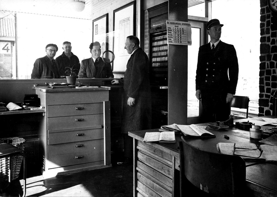 HUA-152545-Interieur van het N.S.-station Rheden te Rheden- plaatskaartenkantoor