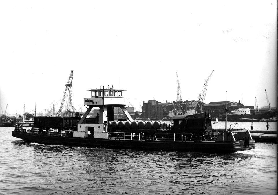 HUA-165628-Afbeelding van één van de spoorponten van Rederij Koppe voor het overzetten van goederenwagens over het IJ te Amsterdam, tussen het goederenemplacement Rietlanden en het raccordement Distelweg. Op de 