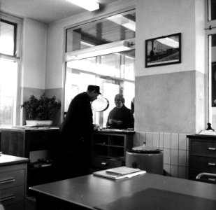HUA-165653-Interieur van het N.S.-station Aalten te Aalten- plaatskaartenkantoor
