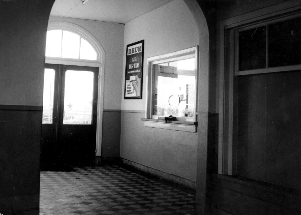 HUA-152510-Interieur van de hal met loket in het N.S.-station Kropswolde te Kropswolde