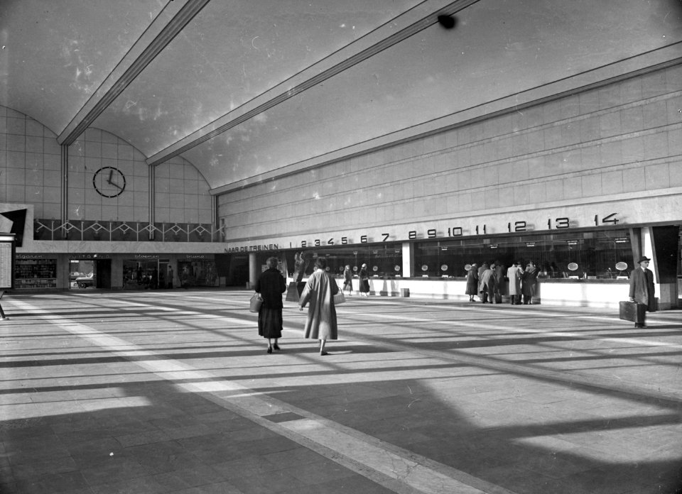 HUA-152568-Interieur van de hal met loketten in het NS station Rotterdam CS te Rotterdam