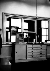 HUA-152443-Interieur van het N.S.-station Grijpskerk te Grijpskerk- loketten