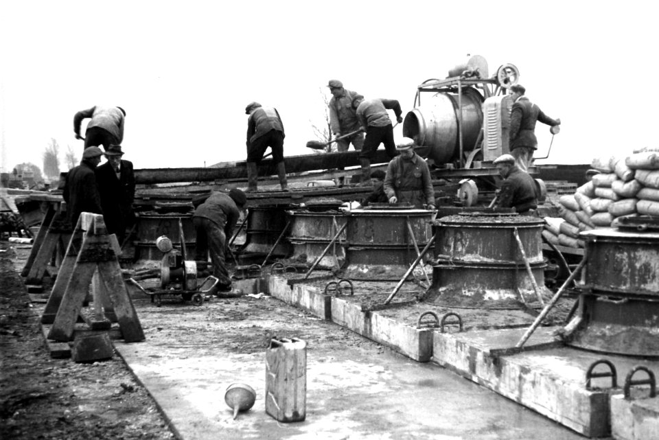 HUA-164313-Afbeelding van de fabricage van betonnen funderingsblokken voor bovenleidingsmasten op het emplacement van het N.S.-station Lage Zwaluwe