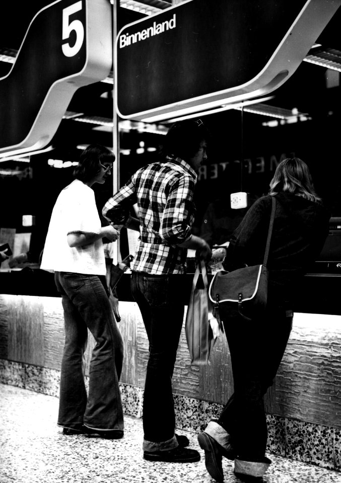 HUA-152461-Interieur van het N.S.-station Den Haag te Den Haag- reizigers aan het loket