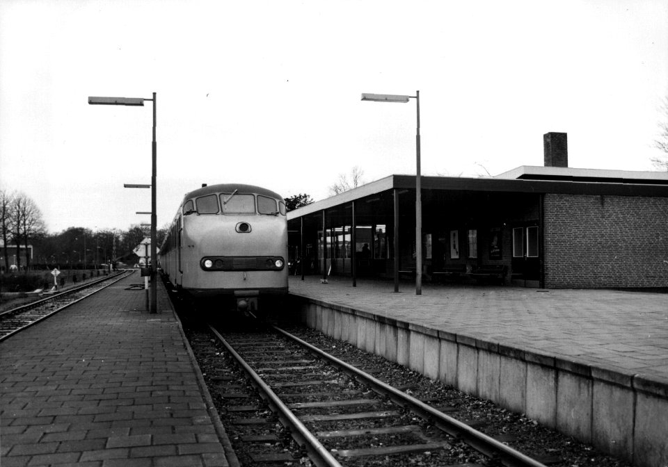 HUA-153083-Afbeelding van een diesel-electrisch treinstel plan U (DE 3) van de N.S. langs het perron van het N.S.-station Emmen te Emmen